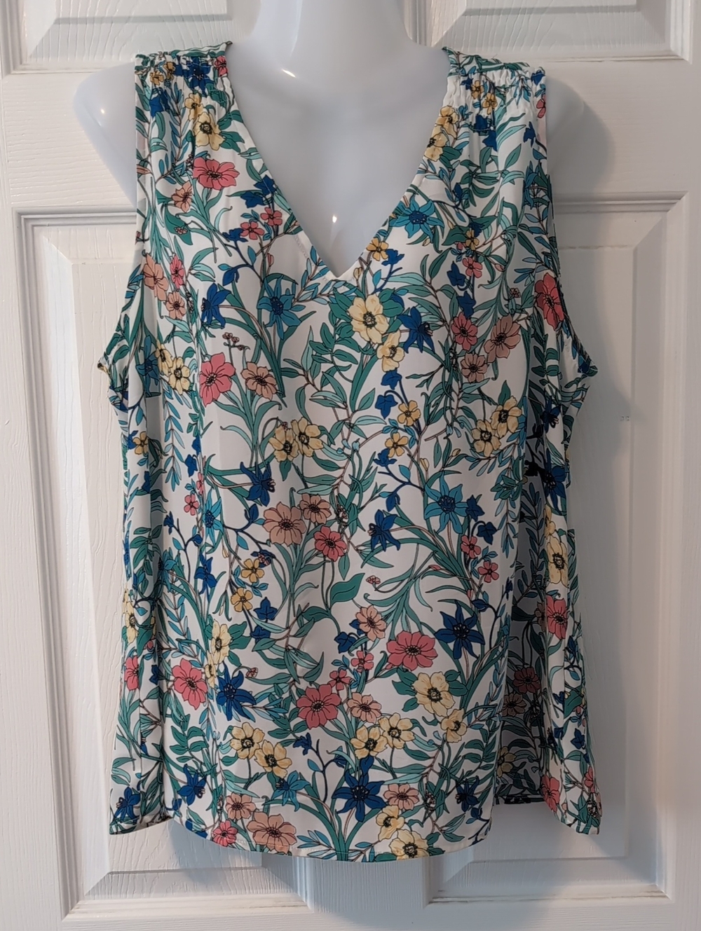 $5 SUMMER SALE! Violet & Claire White Floral V-Neck Sleeveless Blouse